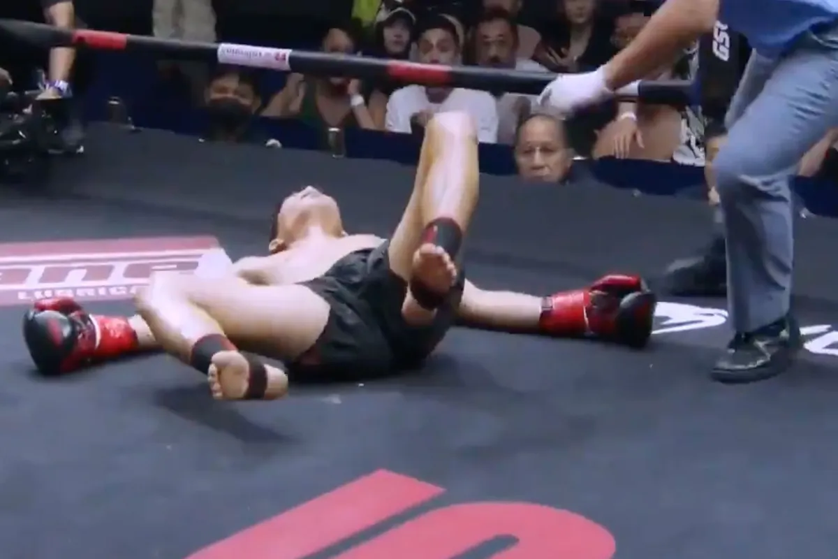 🎥 Kickbokser in 20 seconden onderuit na loeiharde head kick! 'Sterretjes zien'