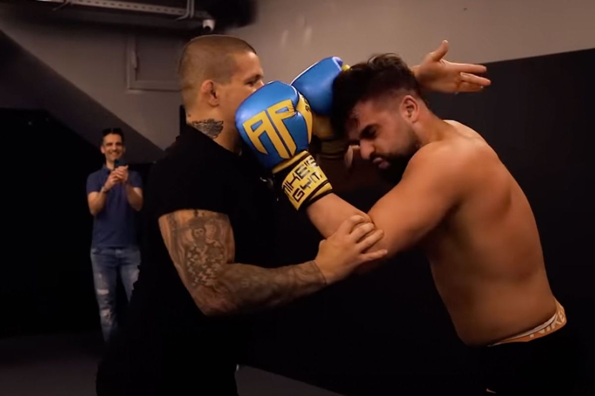 🎥 Bekende MMA-vechter geeft bruidegom pak slaag! 'Van je vrienden moet je het hebben'