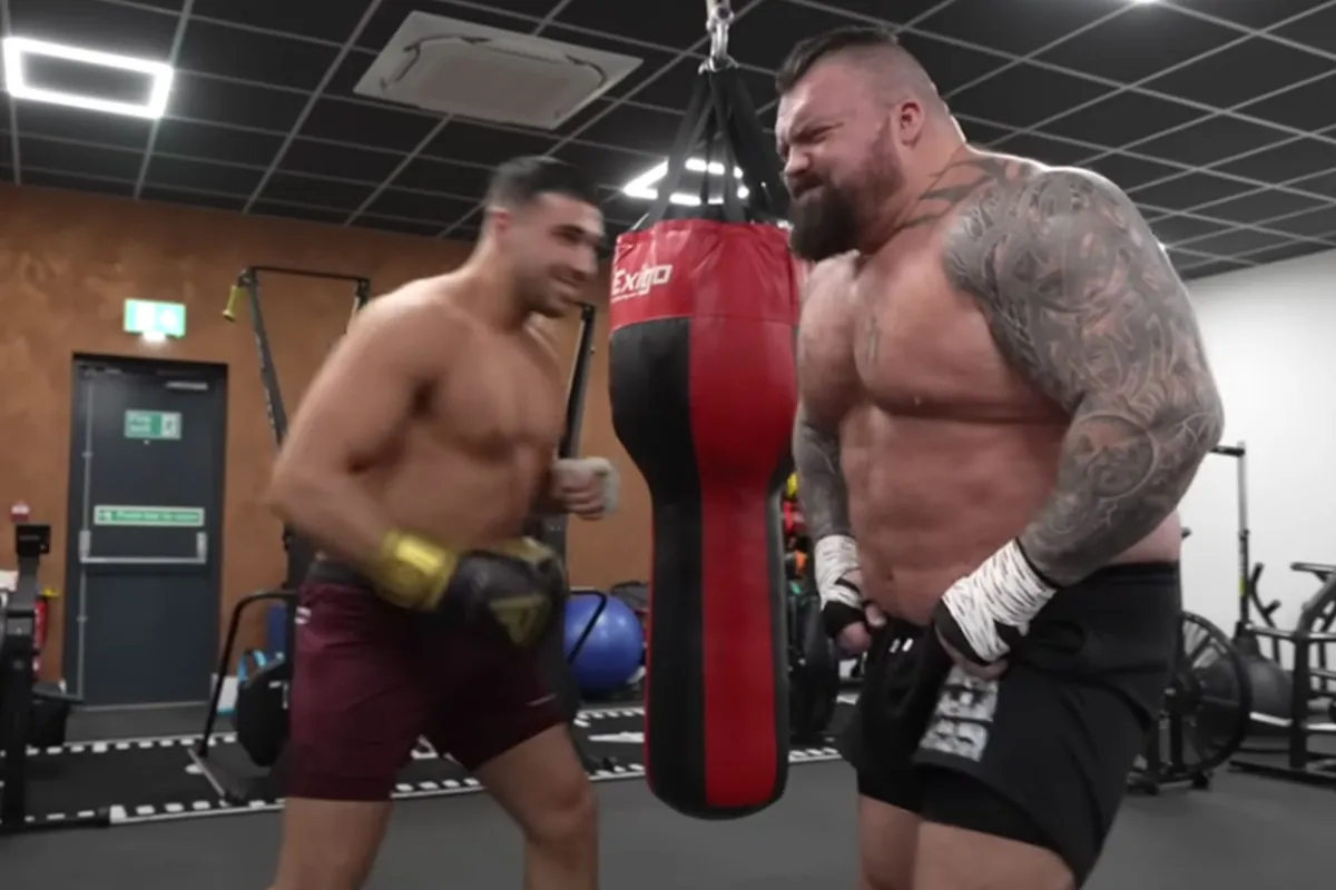 'BURP! 'Sterkste man Eddie Hall kotst bijna zijn ontbijt eruit door stoot Tommy Fury