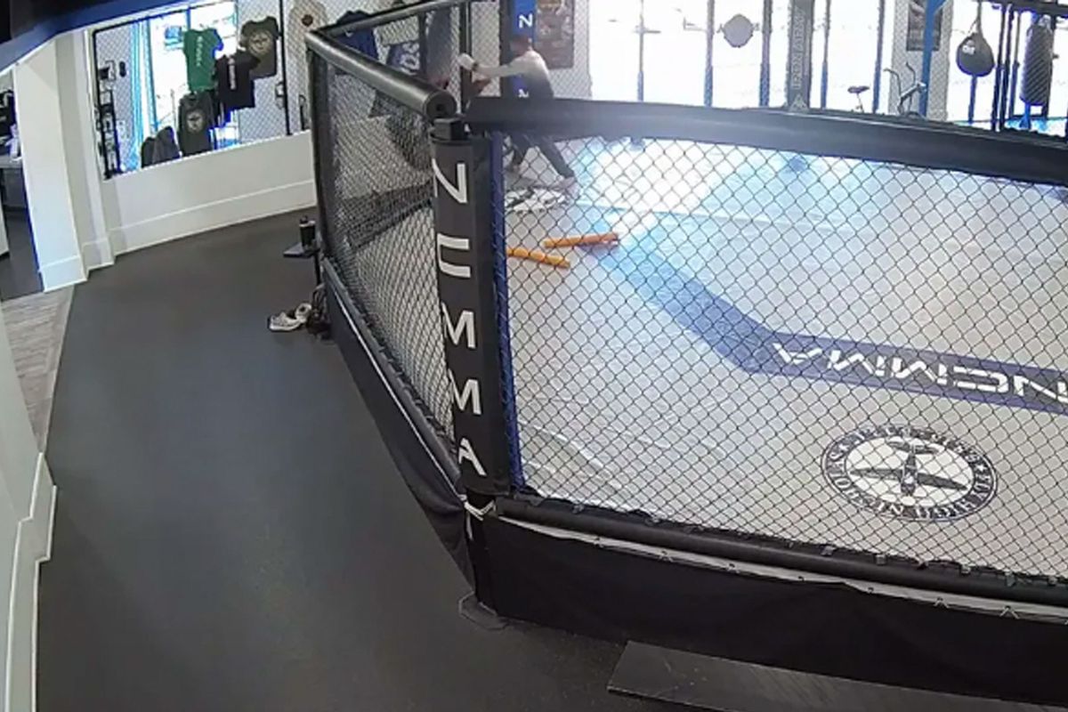 'Beginnersfout!' UFC-kampioen flikkert uit MMA-kooi tijdens training (video)