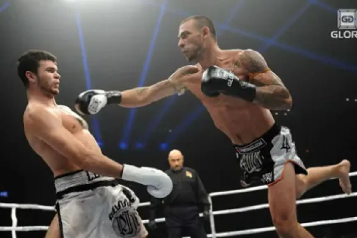 'Gepast geweld!' Bekende kickbokser slaat man knock-out in restaurant en gaat vrijuit