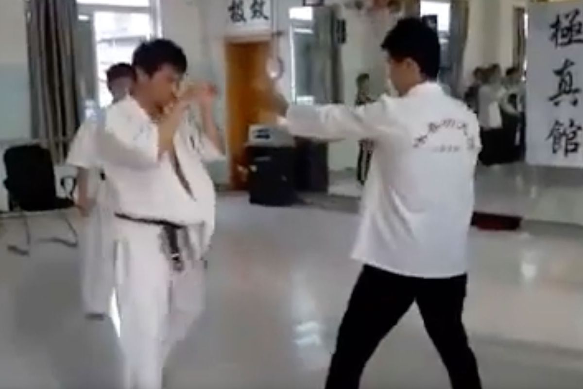 Kung Fu en karate expert slaan elkaar total loss in echt gevecht! 'Geen genade'