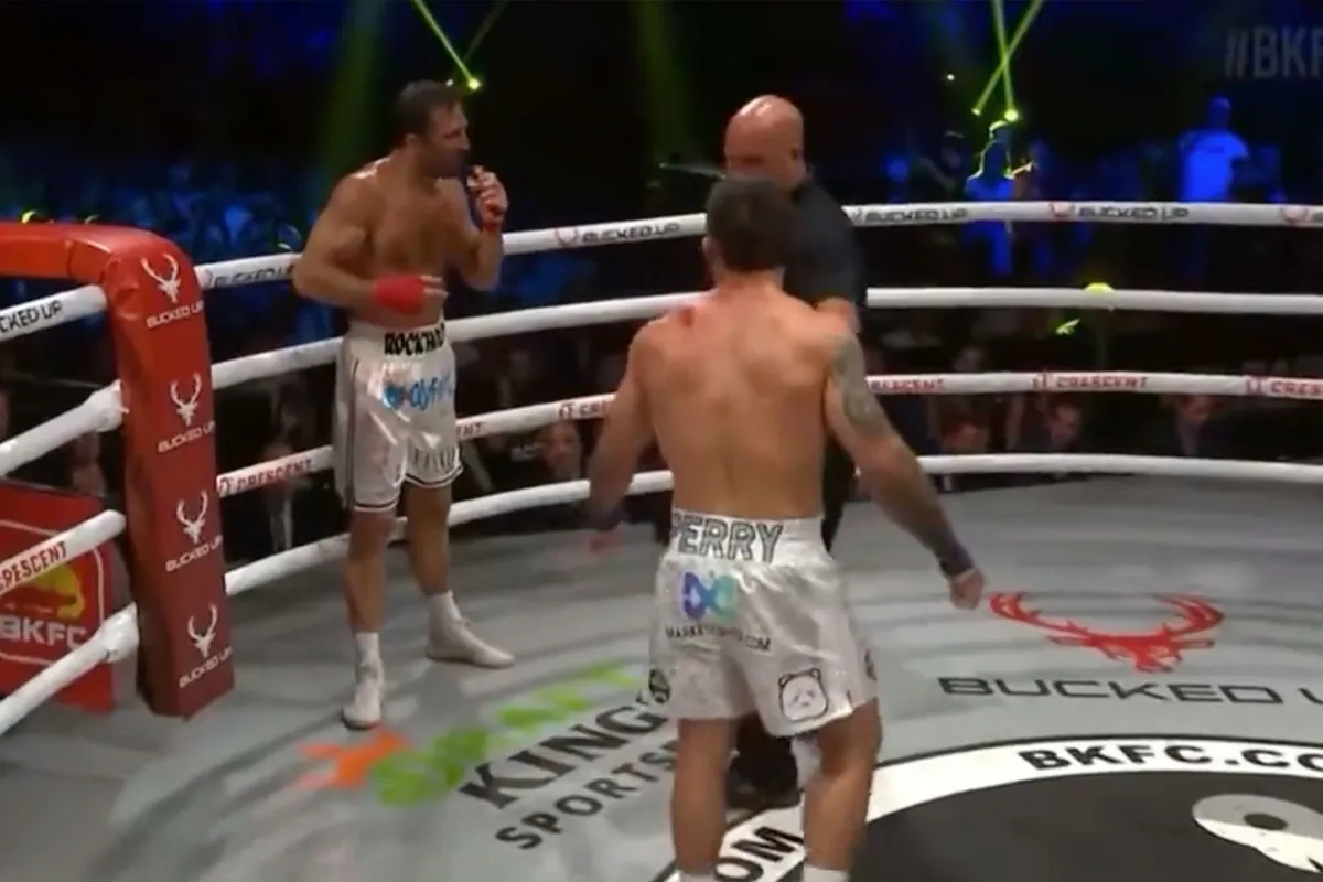 🎥 Kapot geslagen ex UFC'er Luke Rockhold geeft op tegen Mike Perry in BareKnuckle bokswedstrijd