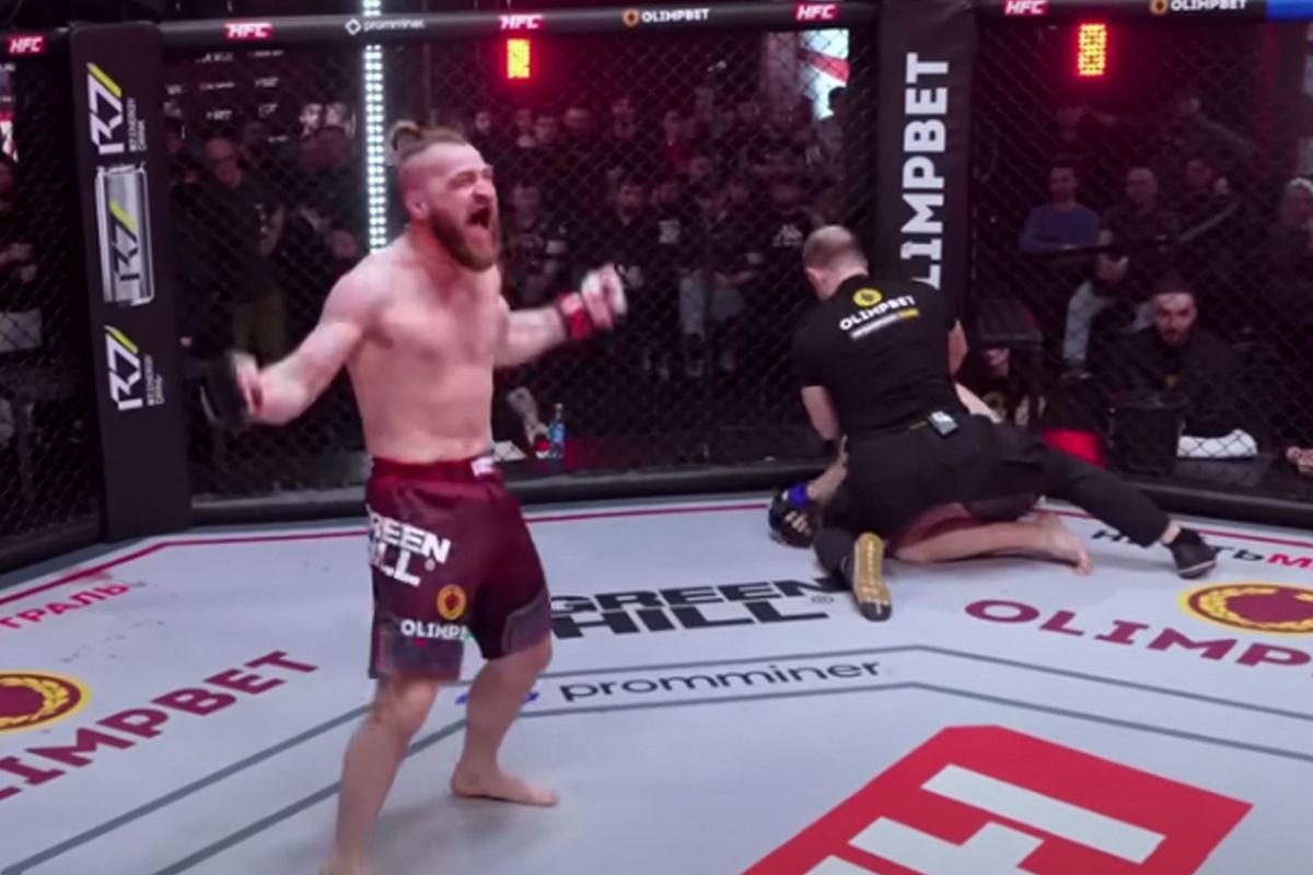ZIEN! McGregor neemt Diaz te grazen in Russische MMA-kooi | video