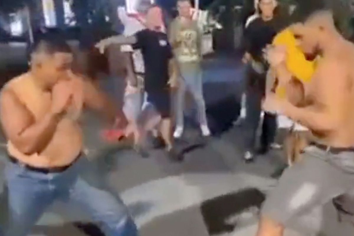 🎥 Dodelijke low kick maakt abrupt einde aan straatgevecht! 'Deed echt pijn'