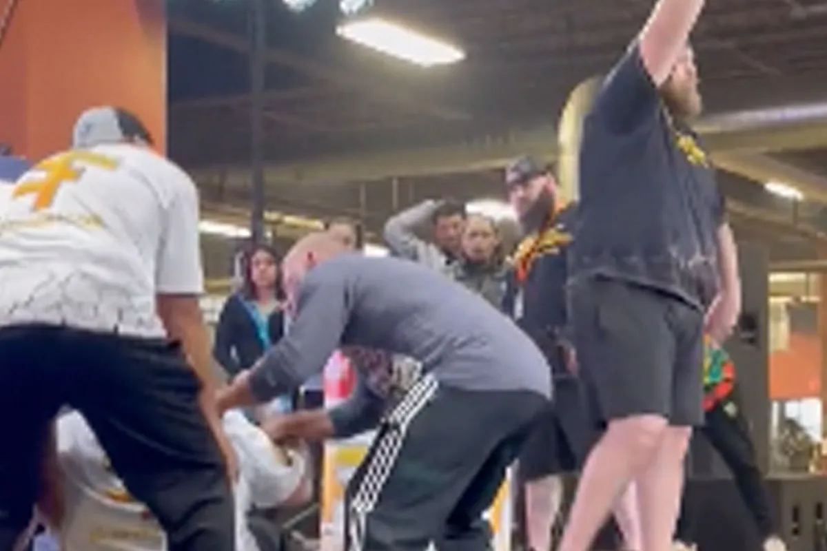 🎥 Voormalig UFC-kampioen slaat tegenstander knock-out in SlapFIGHT debuut