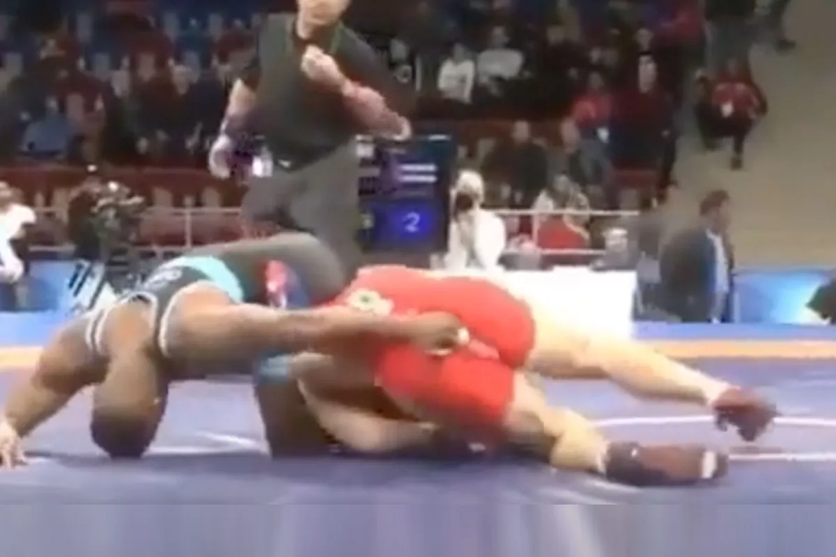 🎥 'Viespeuk!' Worstelaar stopt zijn vingers op plek waar de zon niet schijnt