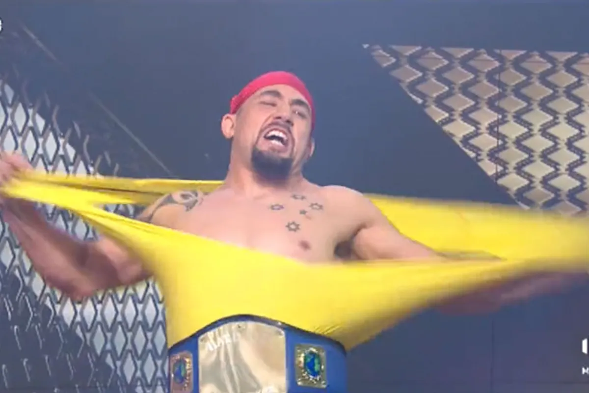 UFC-sterren Volkanovski en Whittaker uit hun plaat tijdens WWE sketch