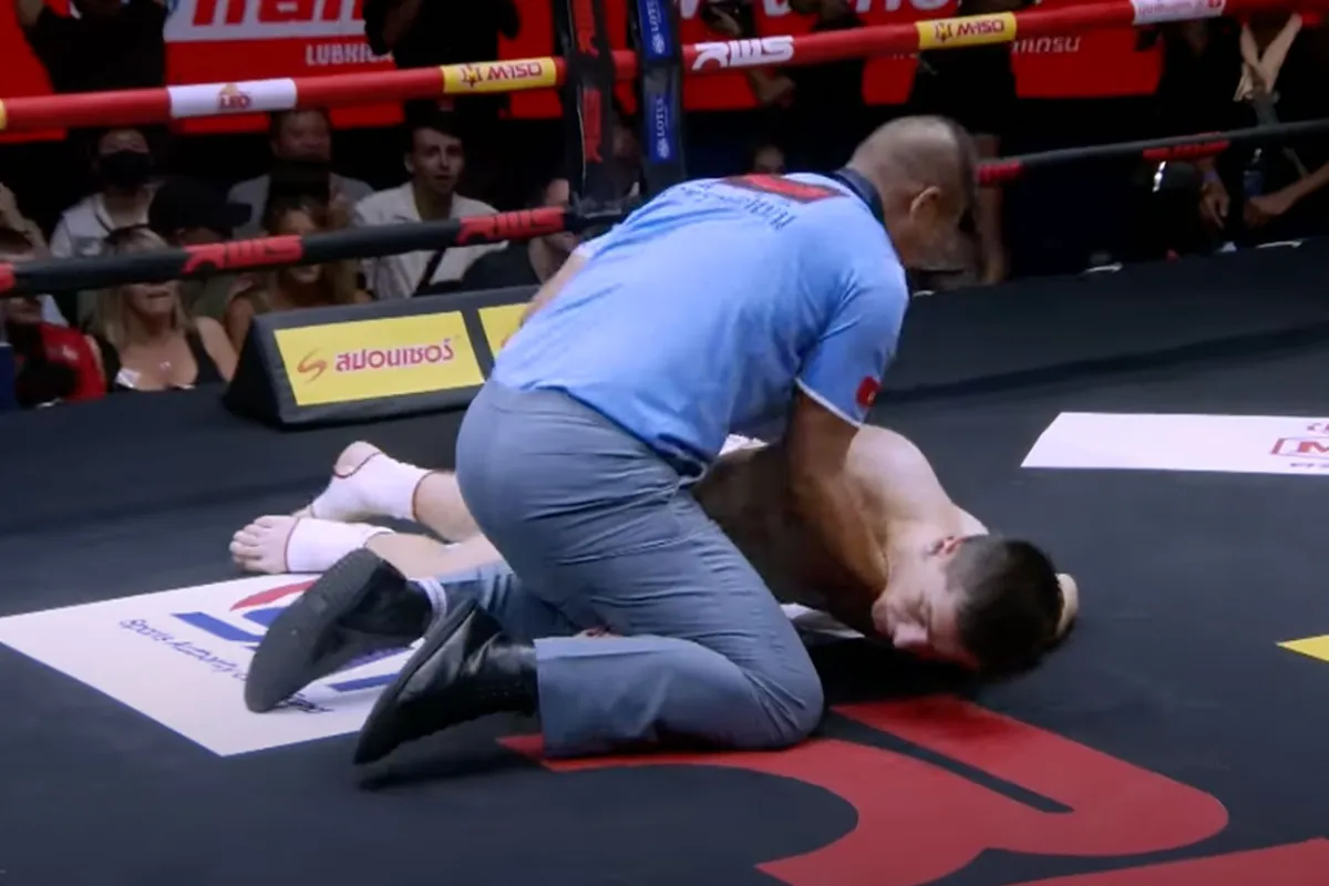 🎥 Helse elleboog fataal voor Rus tijdens Thaibokspartij! KO-alert