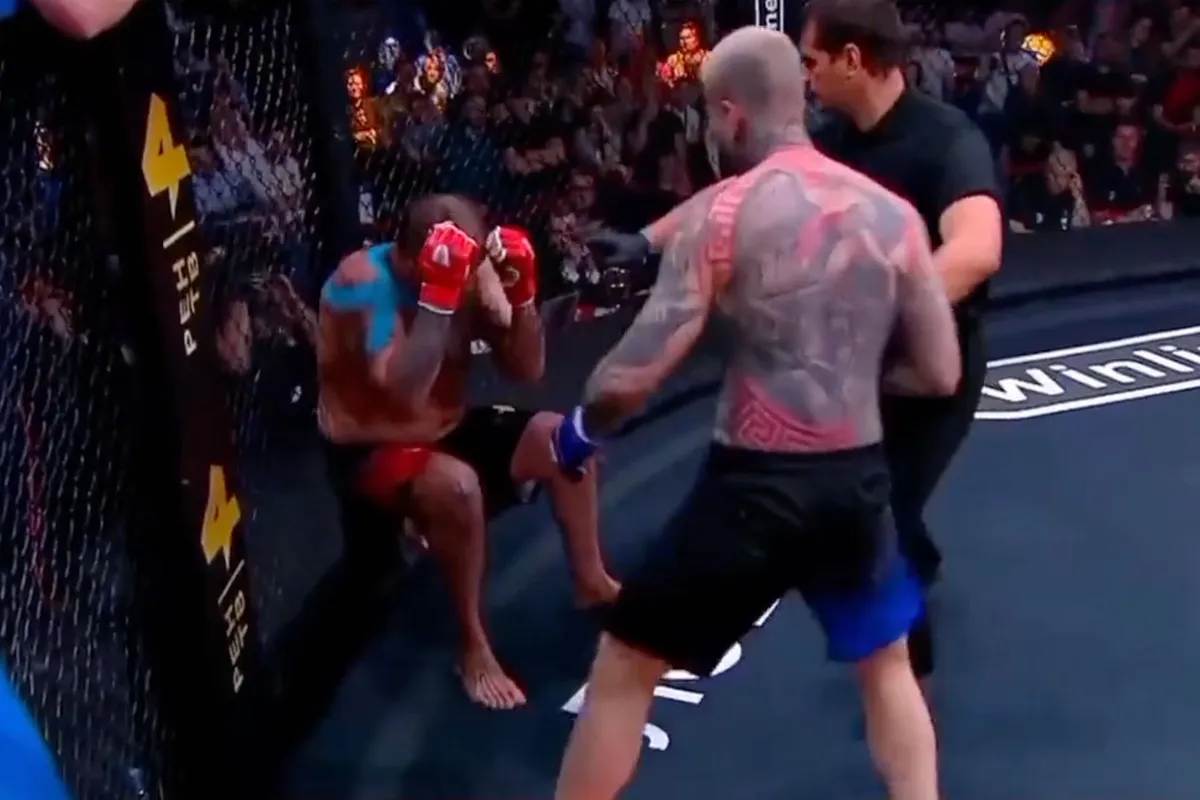 🎥 'Fans spugen van woede!' Beruchte Rus verliest expres MMA-wedstrijd