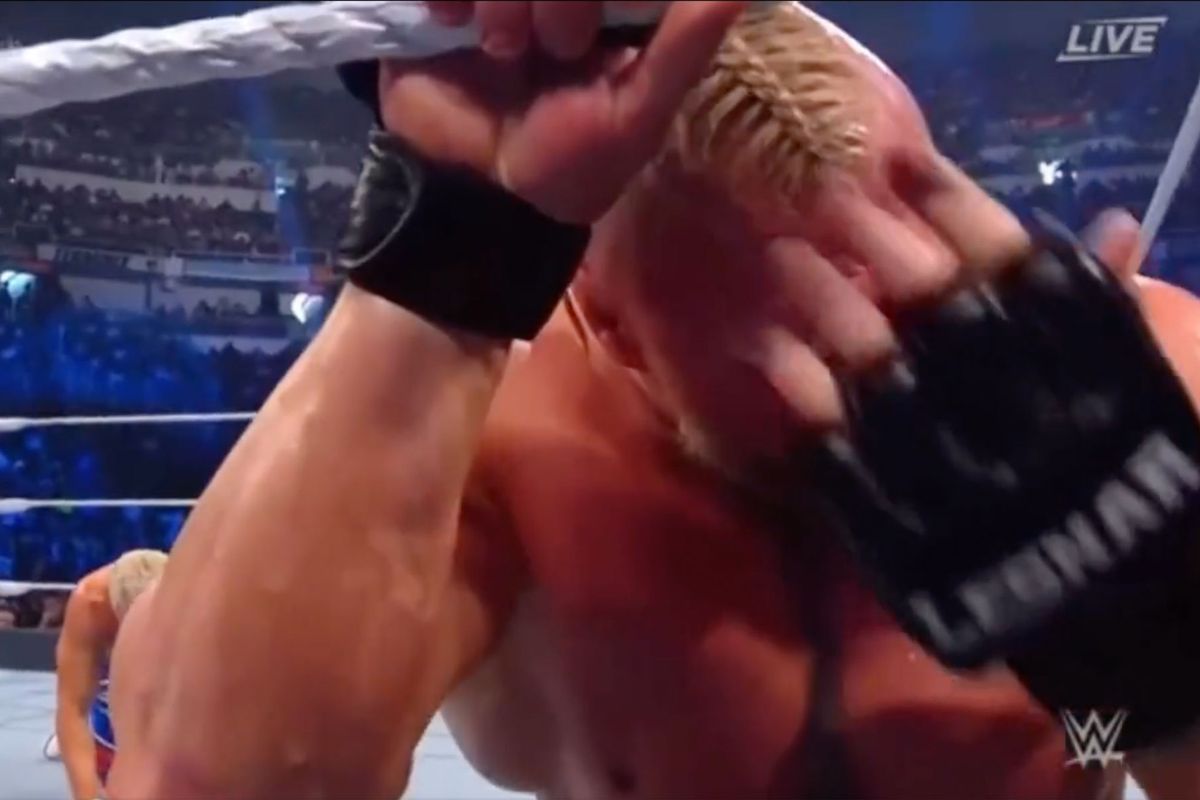 UFC-icoon Brock Lesnar gebruikte mes in WWE wedstrijd? 'Bloederig zooitje'