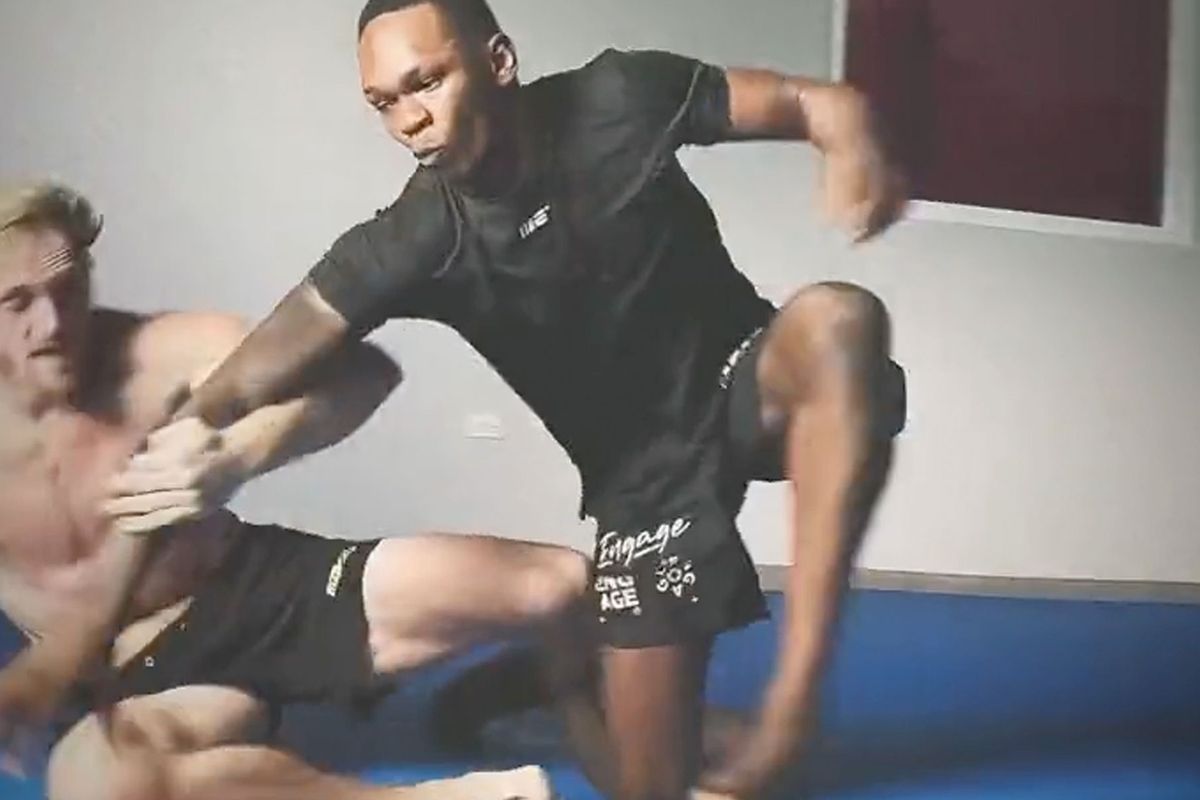 🎥 'Vermoord!' UFC ster Adesanya geeft Logan Paul er flink van langs