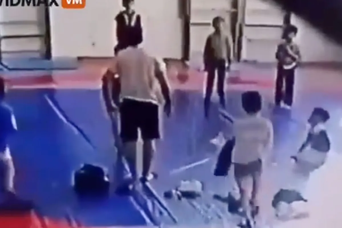🎥 7-jarige Judo pupil overleed door zware mishandeling op training! 'Trainer had geen licentie'