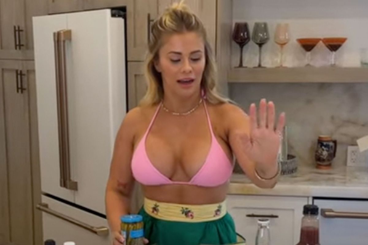 Paige VanZant heeft bijna niks aan in de keuken! 'Heet recept'