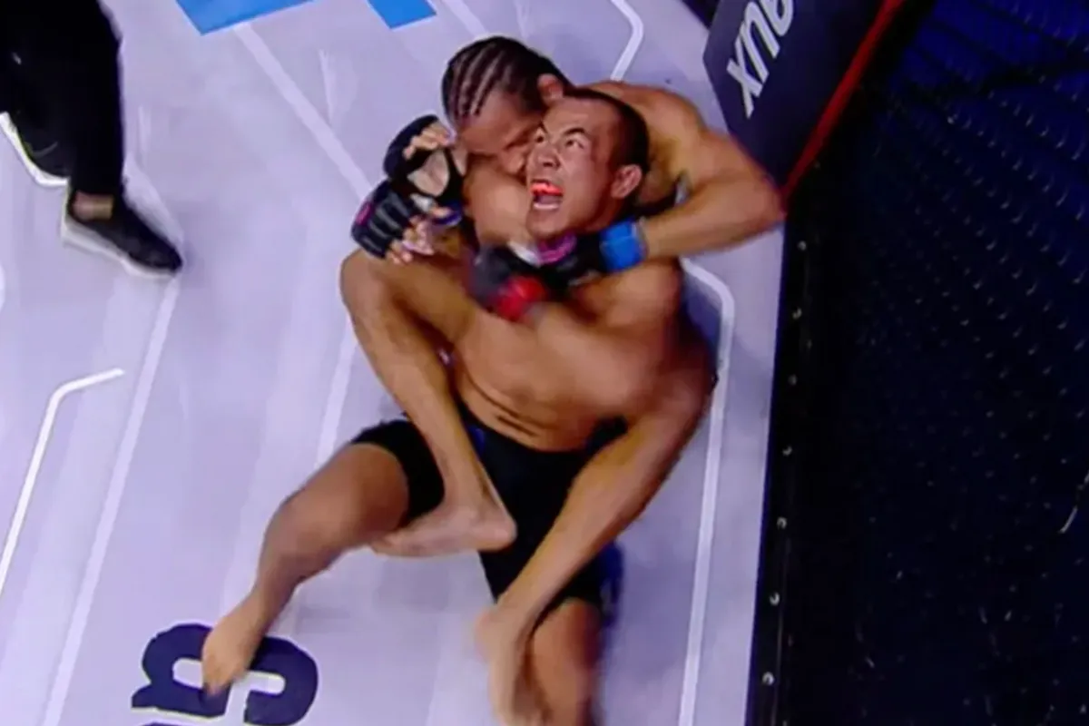 🎥 Absurd! Vechter bijt stuk uit oor tegenstander en wordt gediskwalificeerd