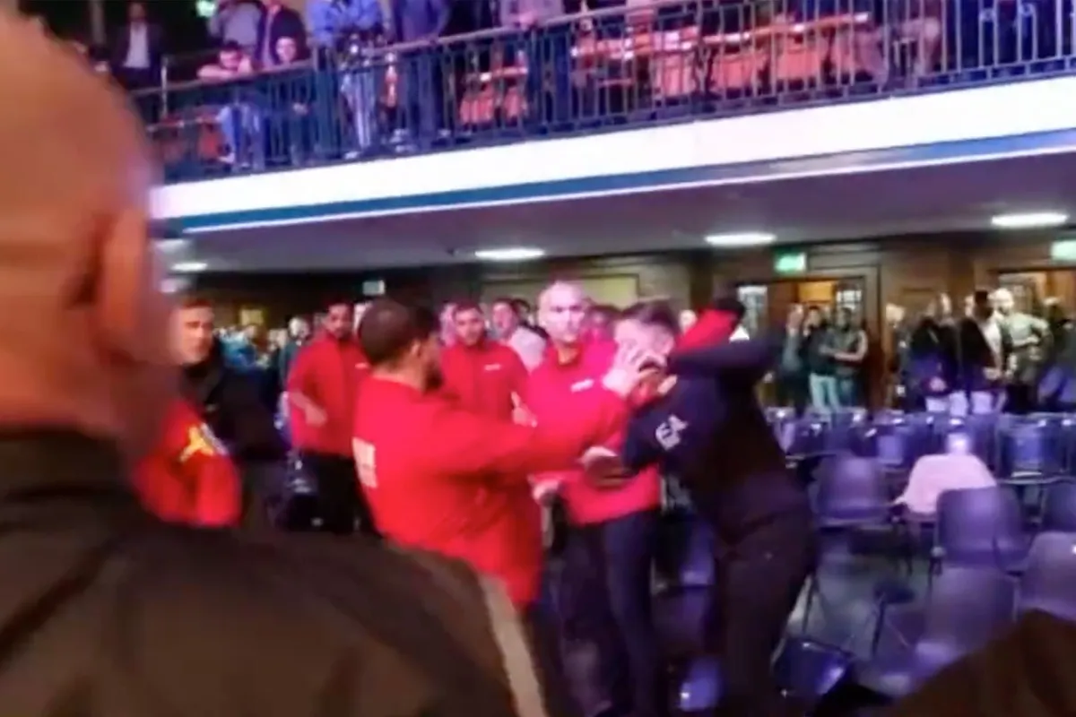 🎥 Publiek slaags bij Tyson Fury’s neef bokswedstrijd! 'Waren al zwaar opgefokt'