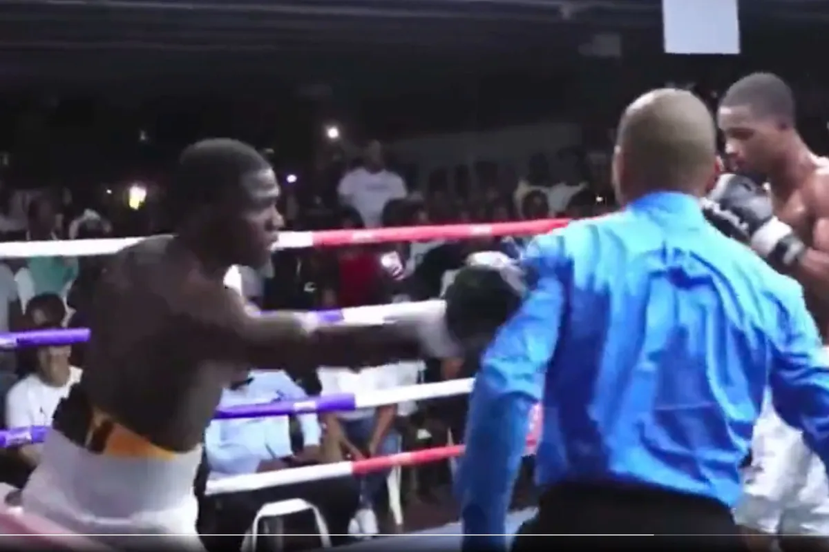 🎥 Zero tolerance! Bokser deelt tik uit aan scheidsrechter en wordt gelijk gestraft