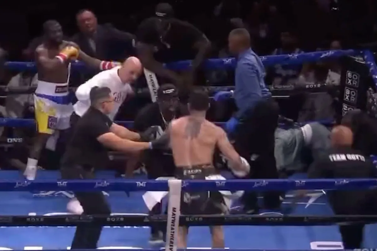 🎥 Totale chaos! Floyd Mayweather tegen John Gotti III eindigt in ordinaire vechtpartij