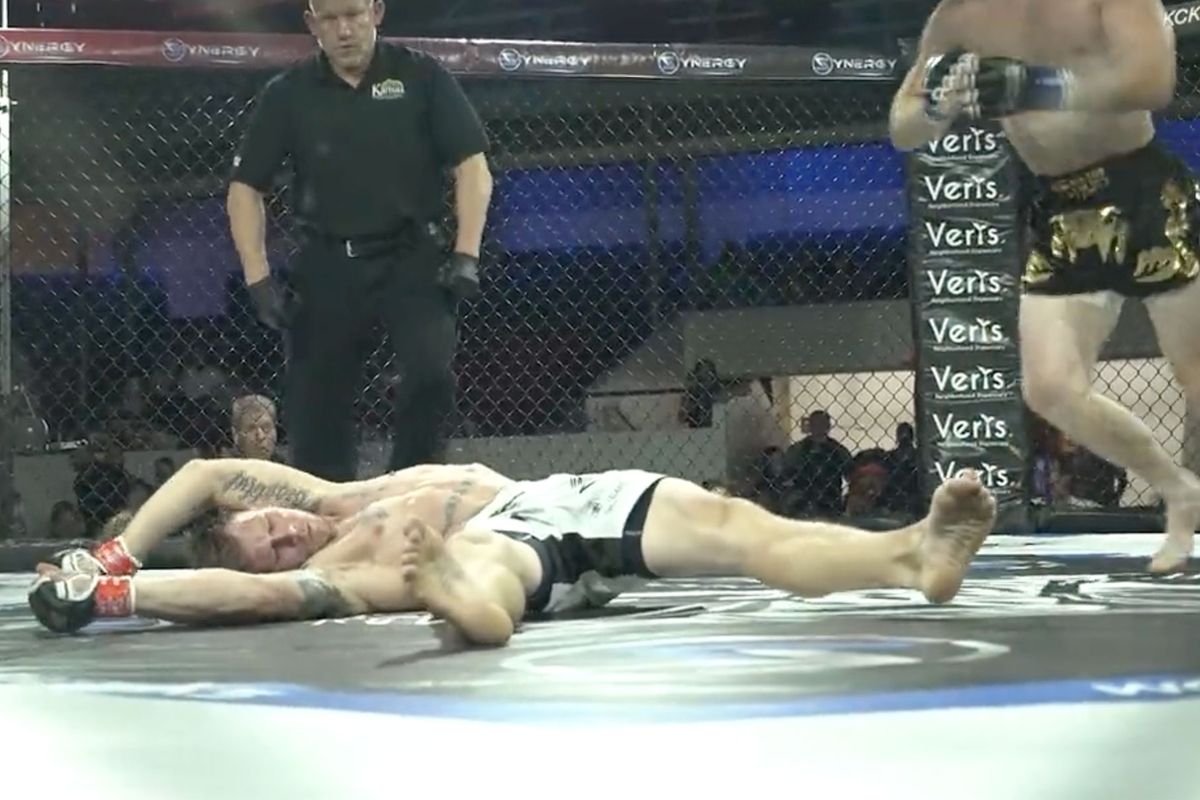 🎥 'Kortsluiting!' Hoofd MMA-vechter implodeert door bloedstollende knock-out