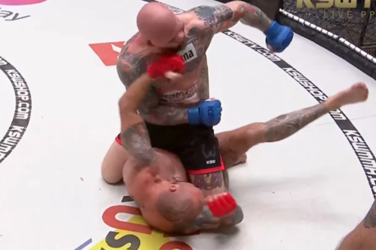 🎥 Epische knock-out: Vechter sloopt rivaal met verwoestende stoot vanaf zijn rug