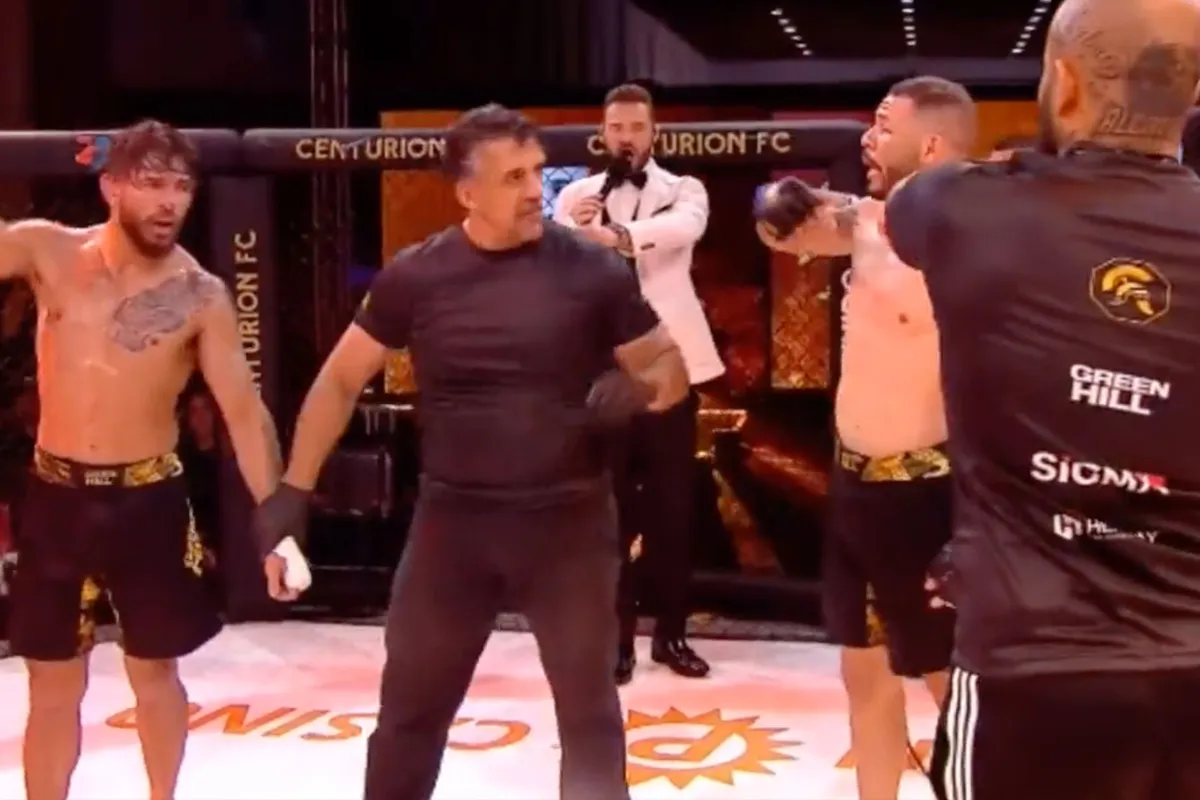 Rampzalig! MMA-vechters vallen MMA kooi uit en ringomroeper blundert