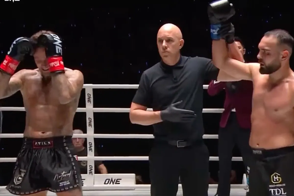Nieky Holzken strijdend ten onder tegen Arian Sadikovic in episch kickboksduel
