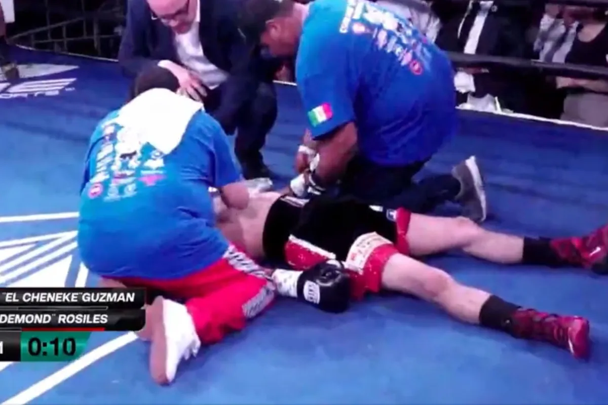 Verontrustende beelden: Knock-out geslagen bokser blijft bewusteloos op het canvas liggen