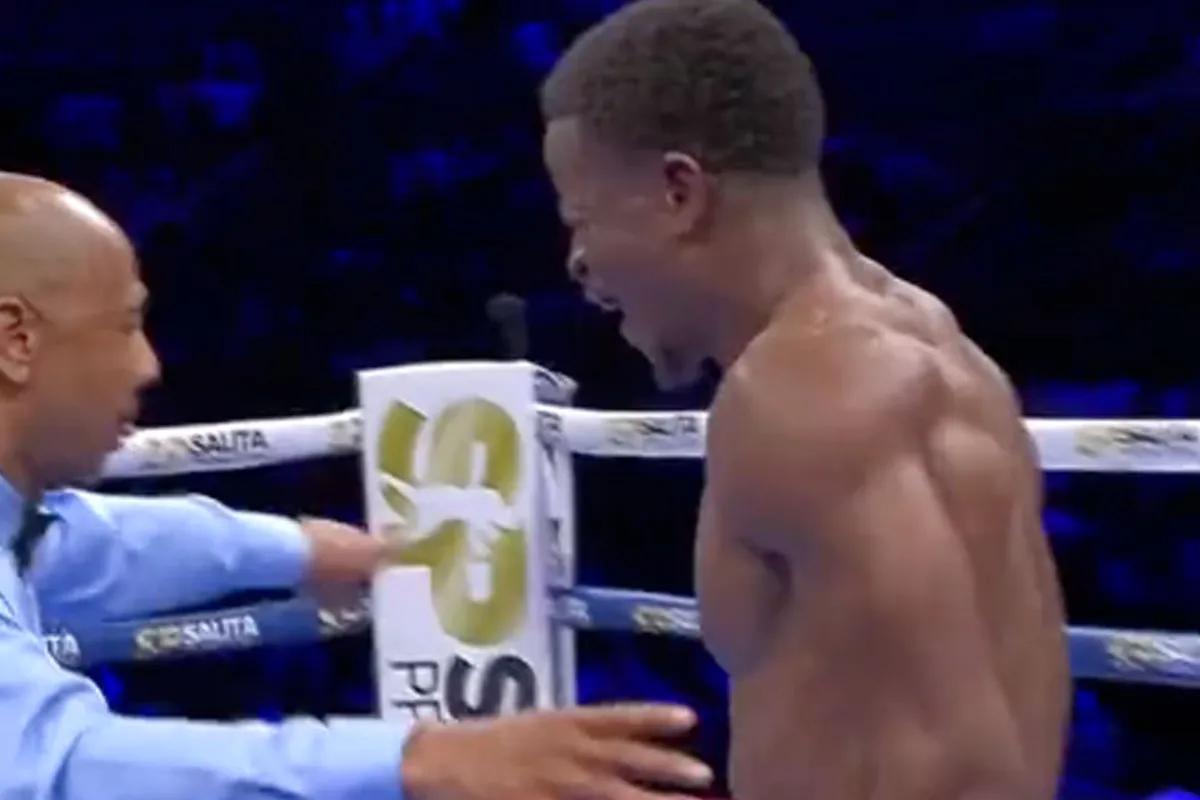 Bokser uit gevecht gehaald! Publiek reageert woedend na uitroepen rivaal tot winnaar