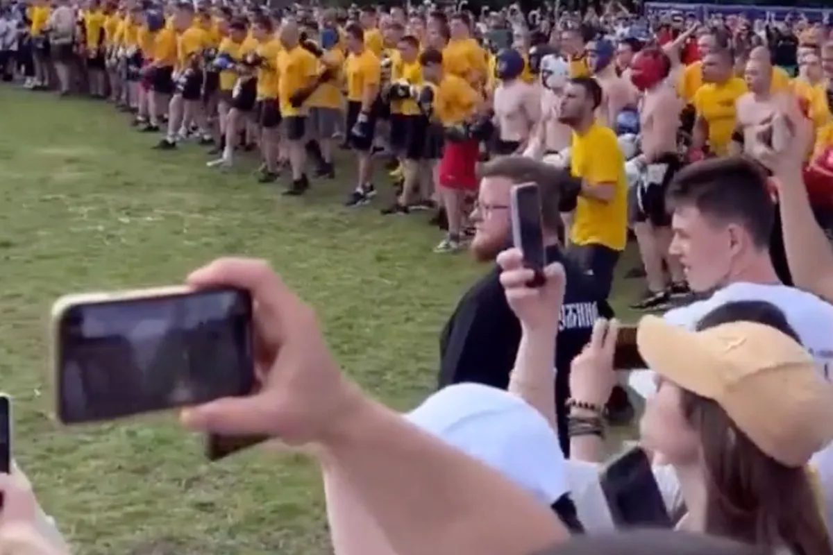 Episch massa MMA-gevecht: 100 vechters strijden in een 50 tegen 50 wedstrijd