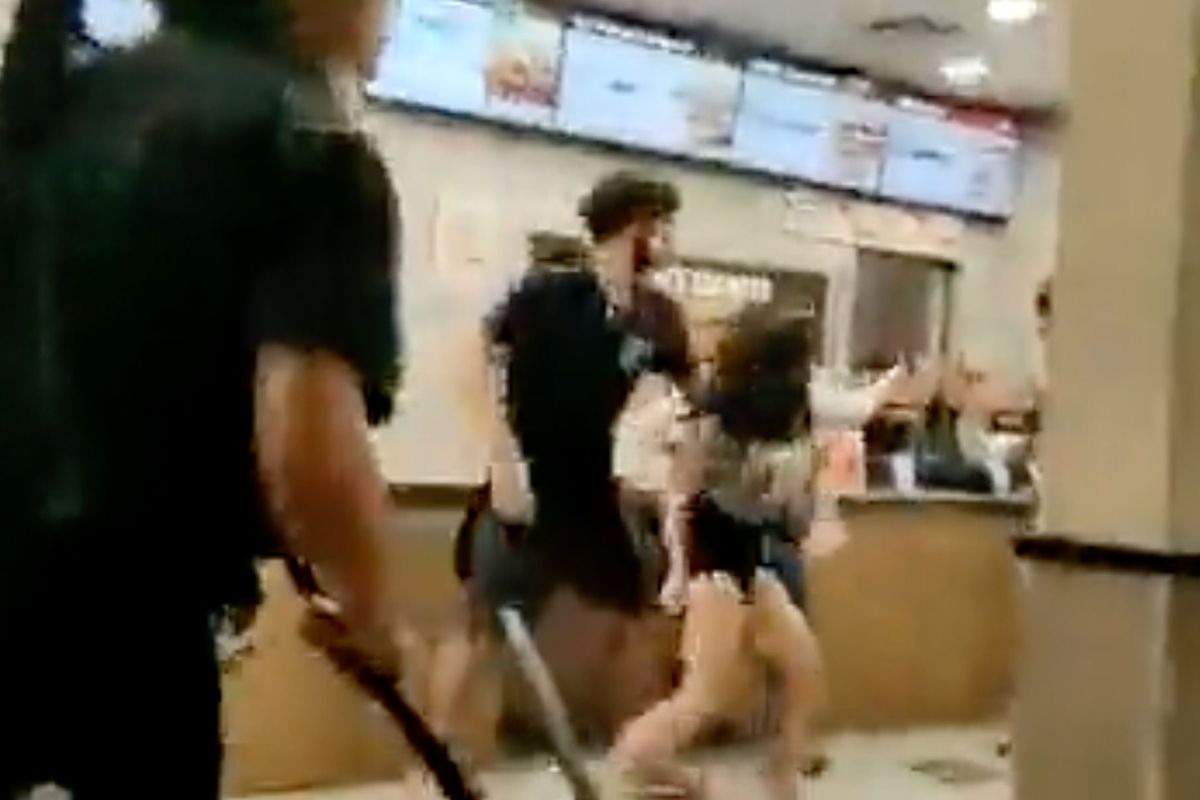 Massale vechtpartij in de Burger King! 'Vliegende vuisten en low-kicks'