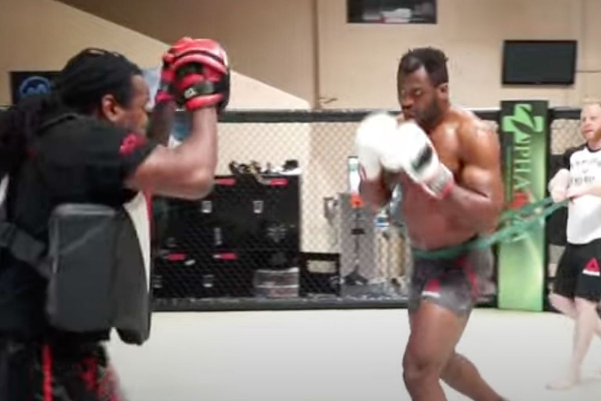 Ex-UFC kampioen Francis Ngannou traint voor gevecht tegen Tyson Fury | video