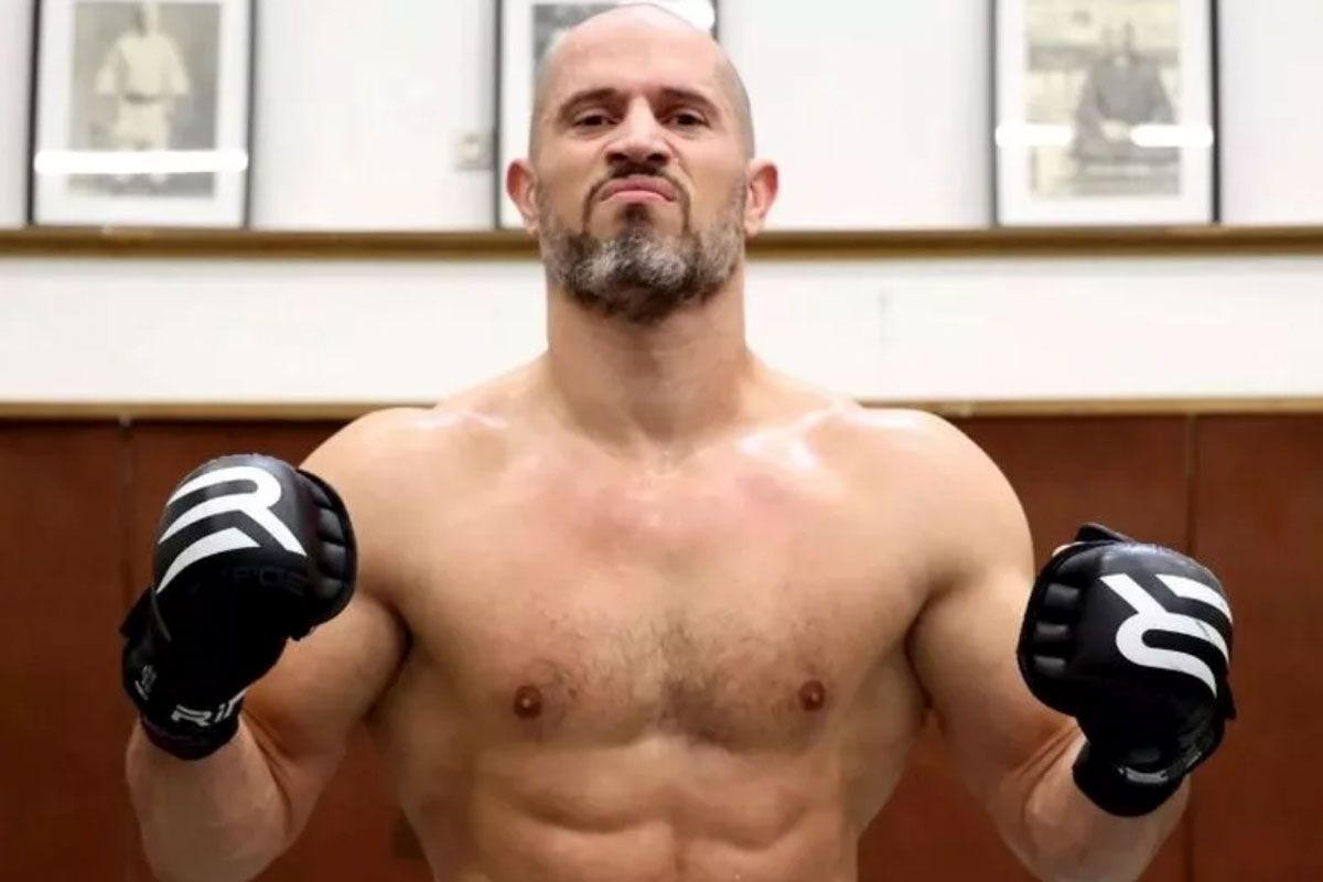 MMA-ster Greg knokte tegen 4 man in cafe als test voor langverwachte comeback