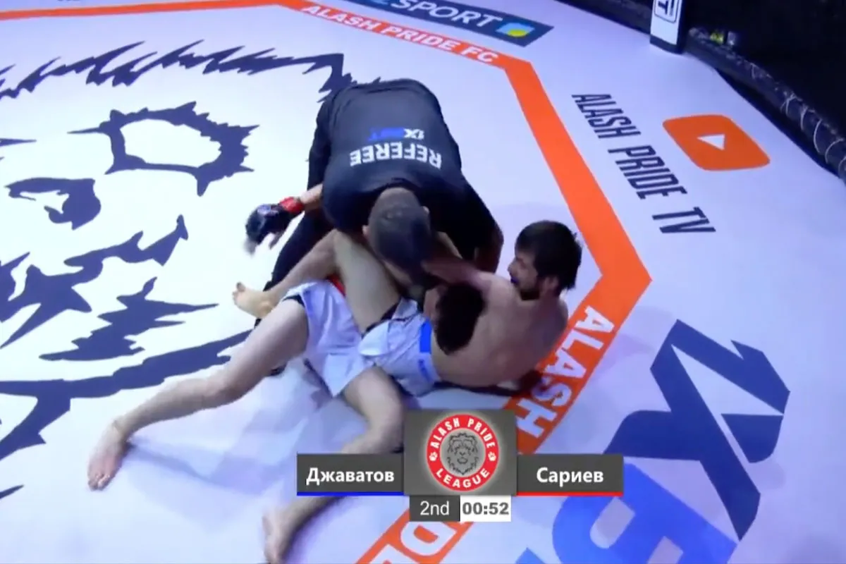 Bijna dood ervaring! MMA-vechter weigert nekklem los te laten en wordt gediskwalificeert