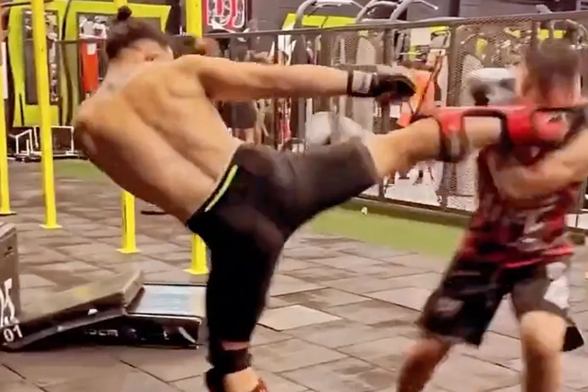 🎥 Kickboks-expert trapt nieuweling naar het schaduwrijk! 'Welterusten'