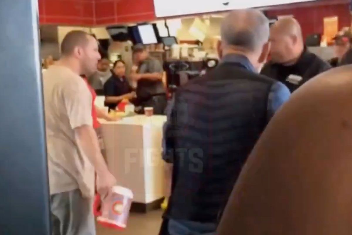 🎥 Pak slaag voor McDonald's klant na spugen op manager! 'Smeekt om genade'