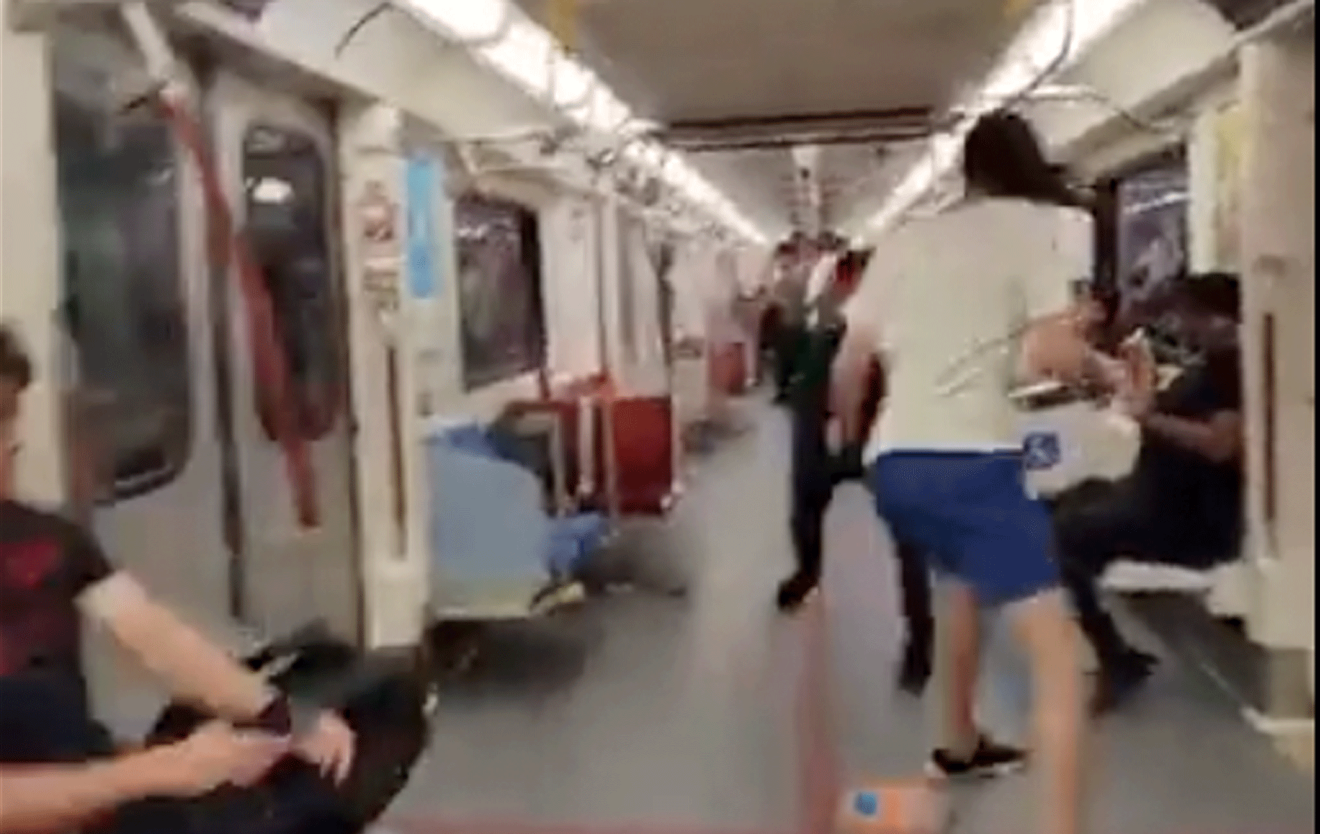🎥 Man ernstig gewond na steekpartij in metro! Klappen en karatetrap