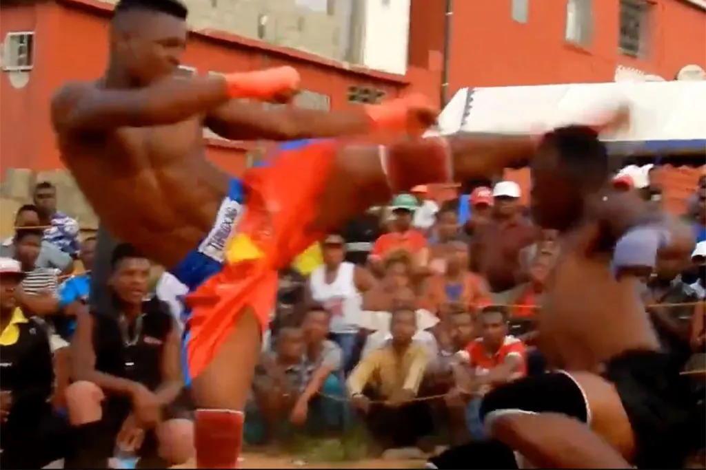 Opmerkelijk! Kickbokser gaat knock-out vecht door en wint wedstrijd (video)