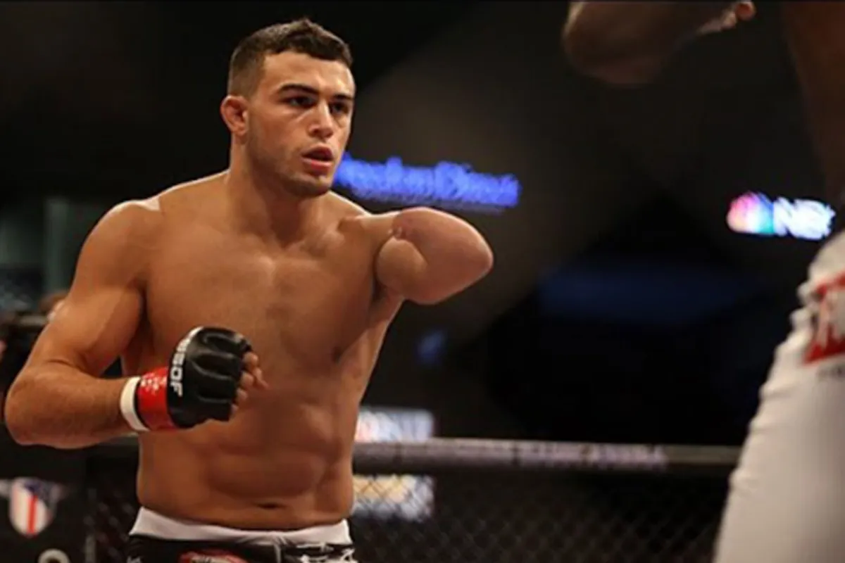 Eénarmig beest slaat alle vechters knock-out! 'Voorbeeld voor velen'