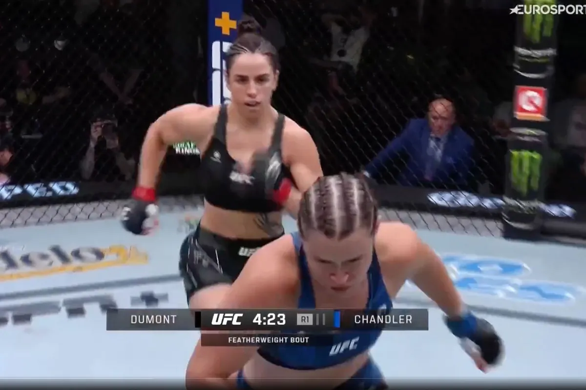 'Waar is de nooduitgang?' UFC vechtster wil kooi uitvluchten na pak slaag (video)