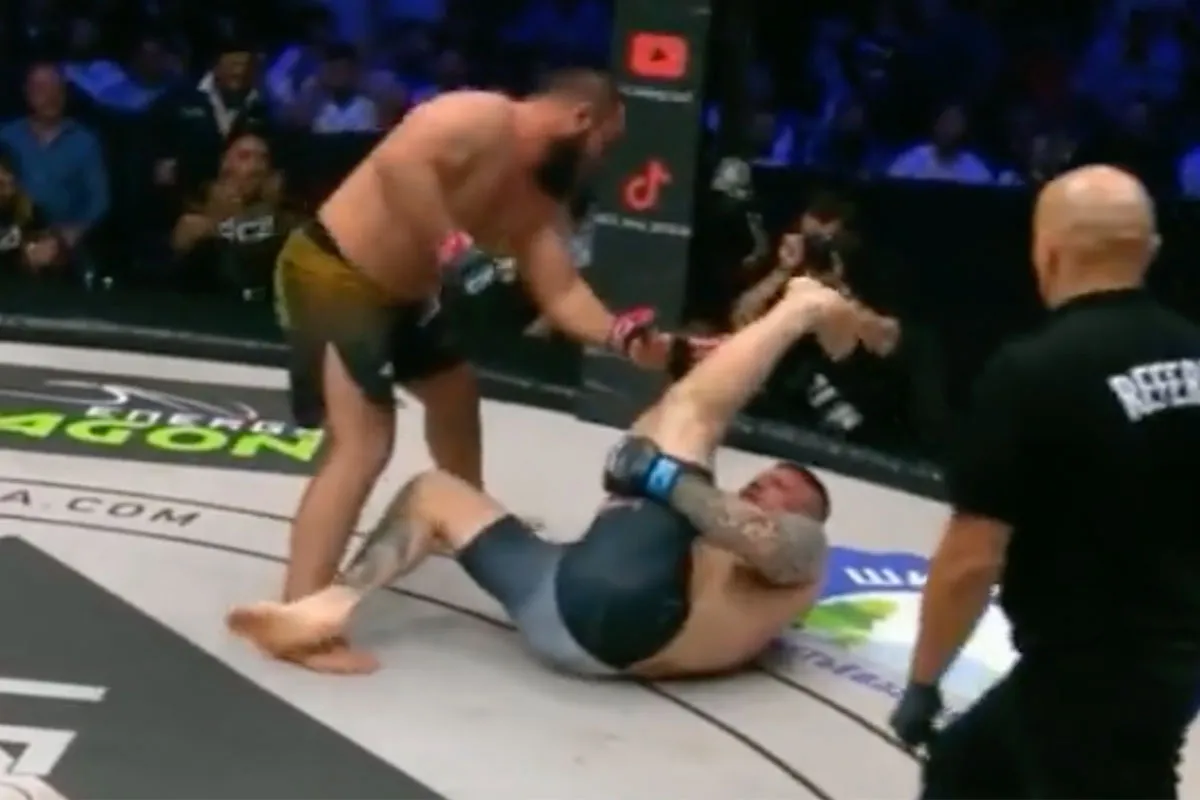 🎥 MMA-vechter slaat genadeloos toe na helpen tegenstander: 'Zie je nooit'