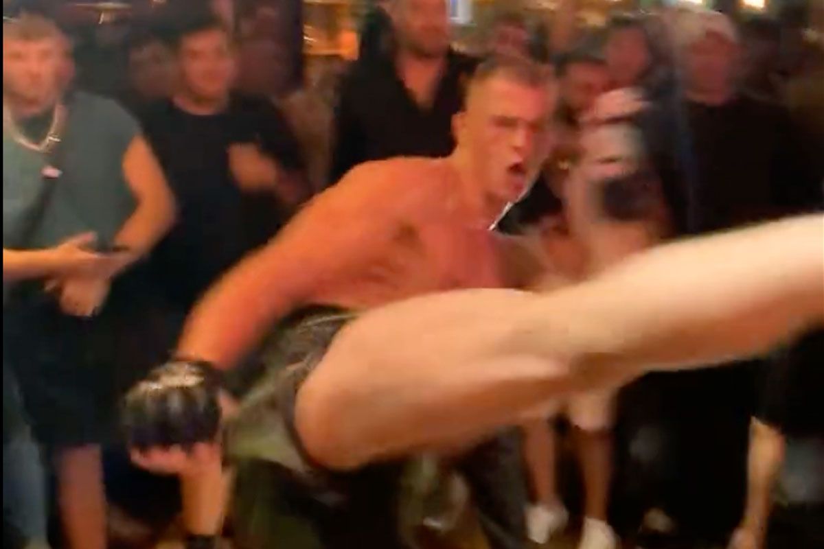 Bekende UFC-vechter slaat en trapt er op los in café! 'Het Conor McGregor effect'