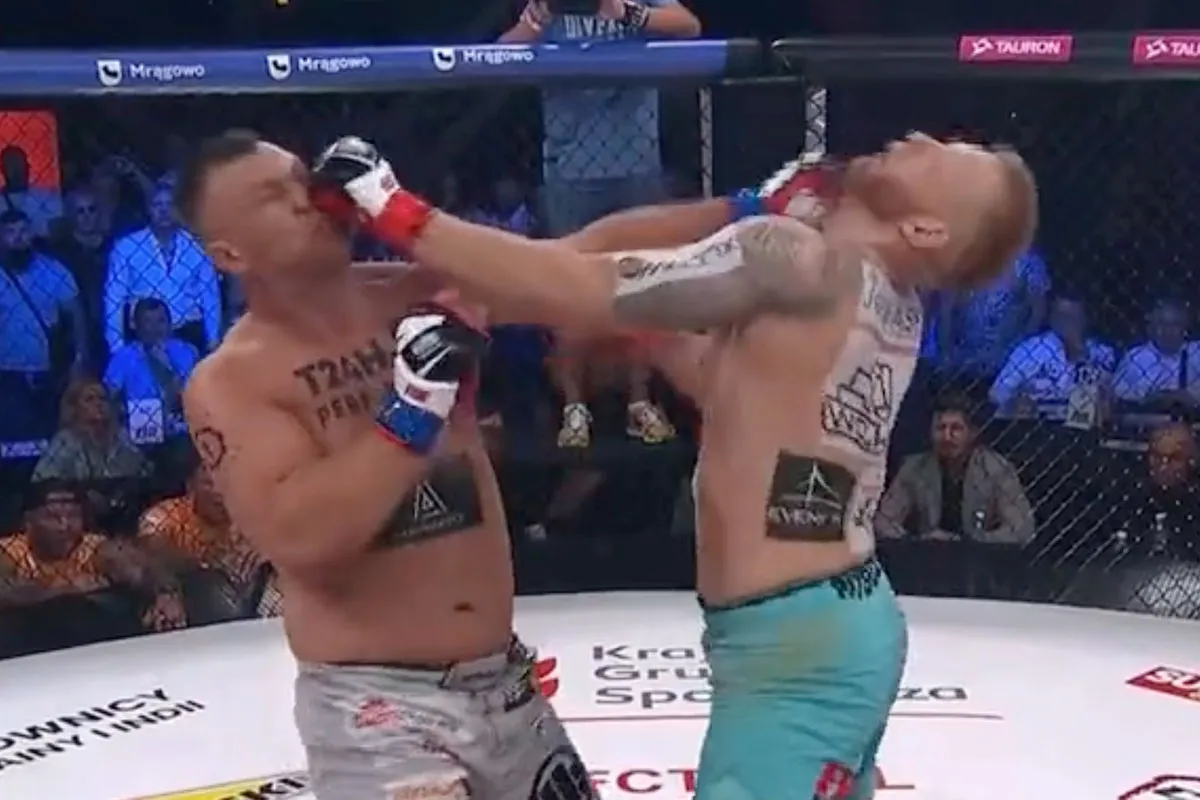 🎥 WAT EEN KNOCK-OUT! Kooivechter slaat rivaal onderuit en geeft scheids een tik