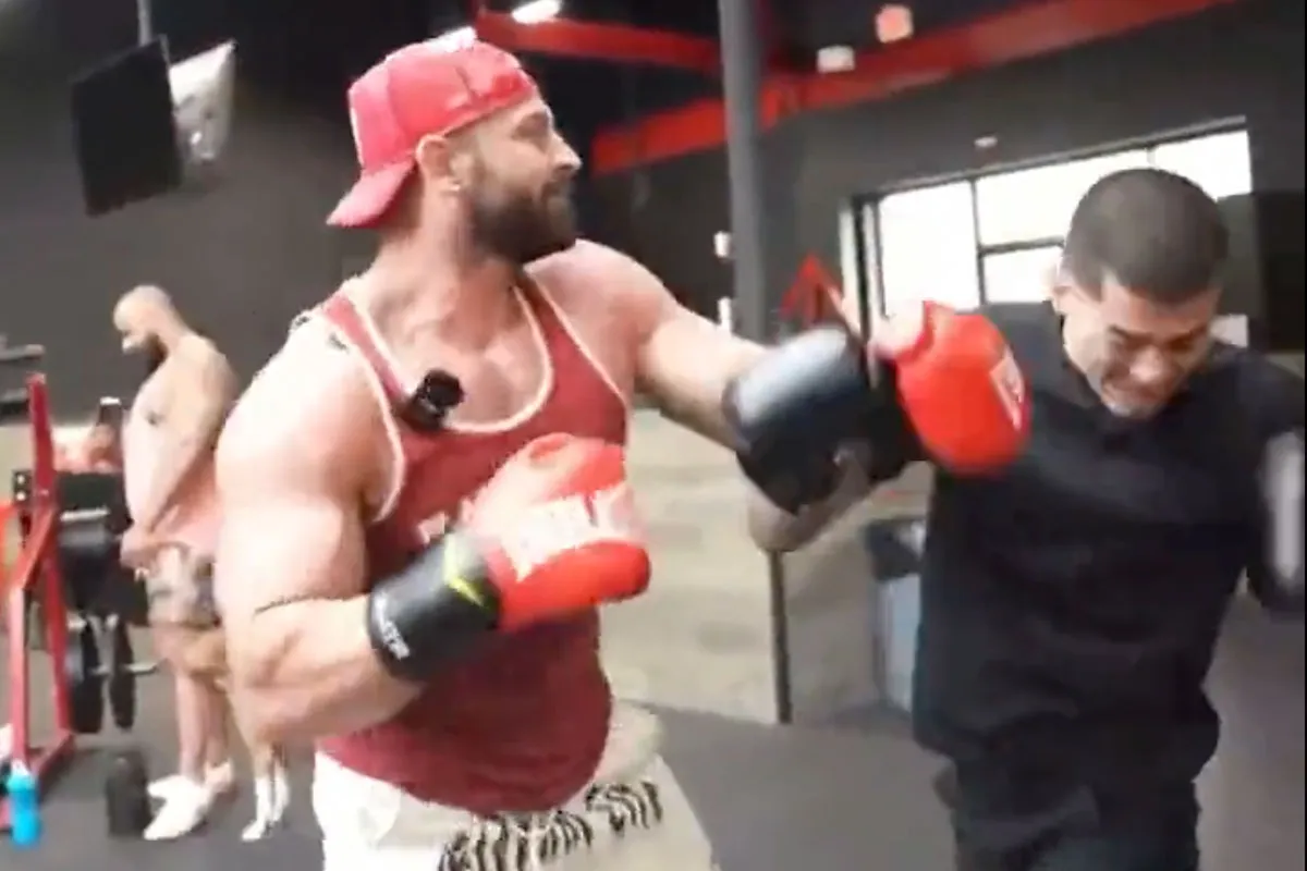 🎥 'Dit is Beschamend!' Sneako's tand eruit geslagen door Bradley Martyn in bokspartijtje