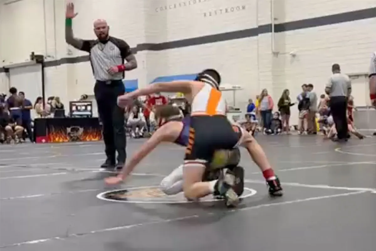 🎥 Krankzinnig gedrag! Jonge worstelaar slaat er op los en flipt compleet uit