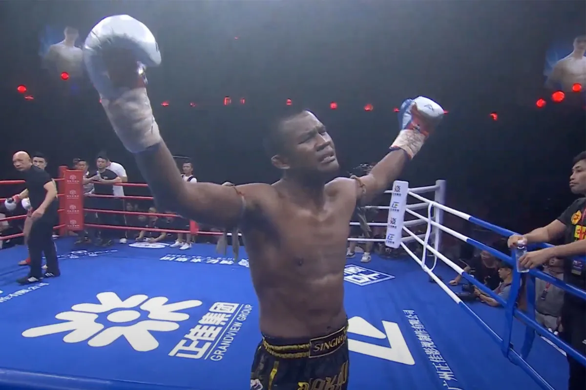 🎥 Gevecht legende Buakaw eindigt in chaos! 'Wat een stelletje prutsers'