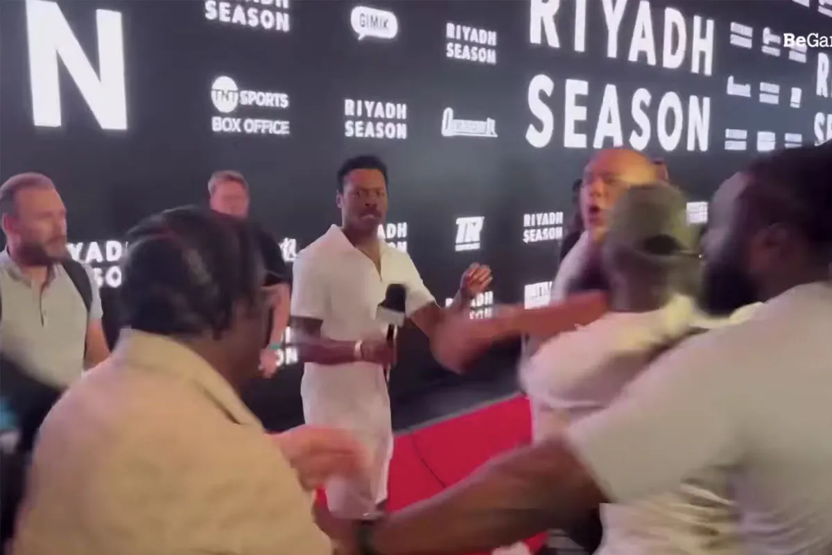 🎥 Enorme knokpartij tijdens Fury vs. Ngannou persconferentie tussen rivalerende boksers