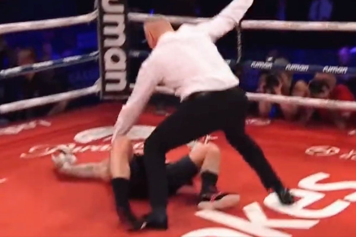 🎥 Bokser staand knock-out geslagen! Scheids heeft niets door