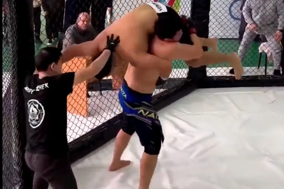 🎥 Domste MMA-gevecht ooit! Scheidsrechter helpt vechter een handje mee