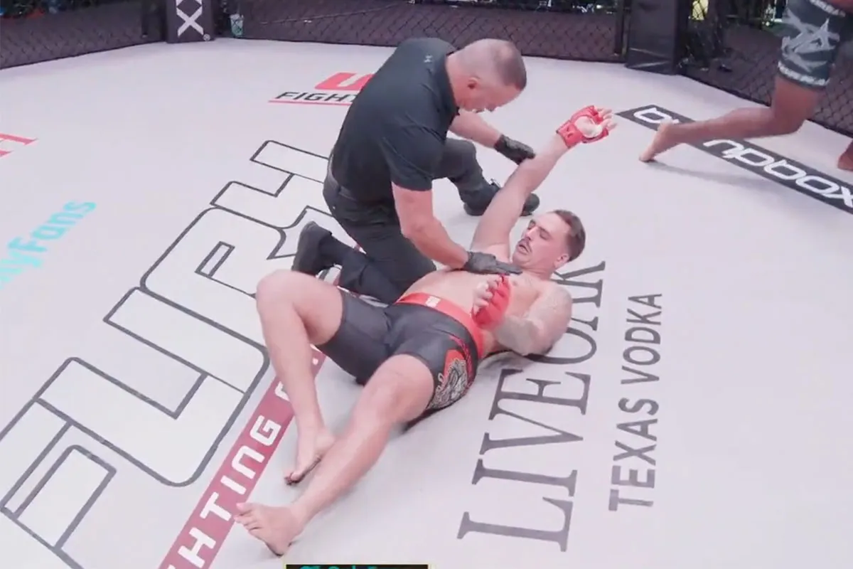 🎥 Sensationeel einde in 3 seconden! Kooivechter slaat tegenstander volledig plat