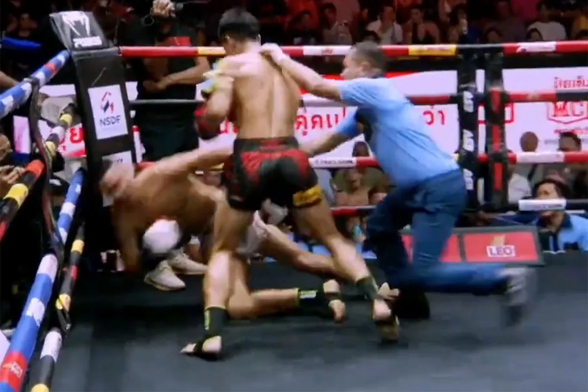 🎥 Helleboog! Thaise Kickbokser haalt rivaal neer met dodelijke precisie